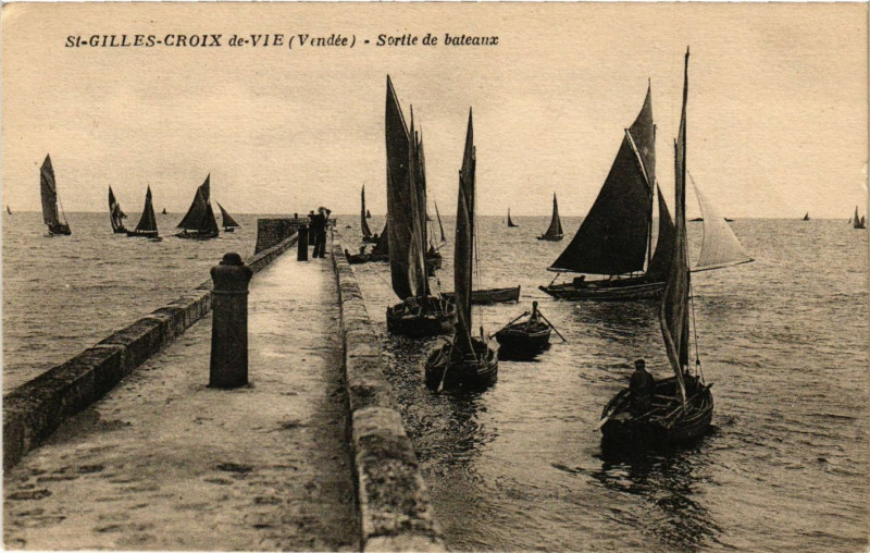 Carte postale ancienne Saint-Gilles-Croix de-Vie - Sortie de bateaux à Saint-Gilles-Croix-de-Vie