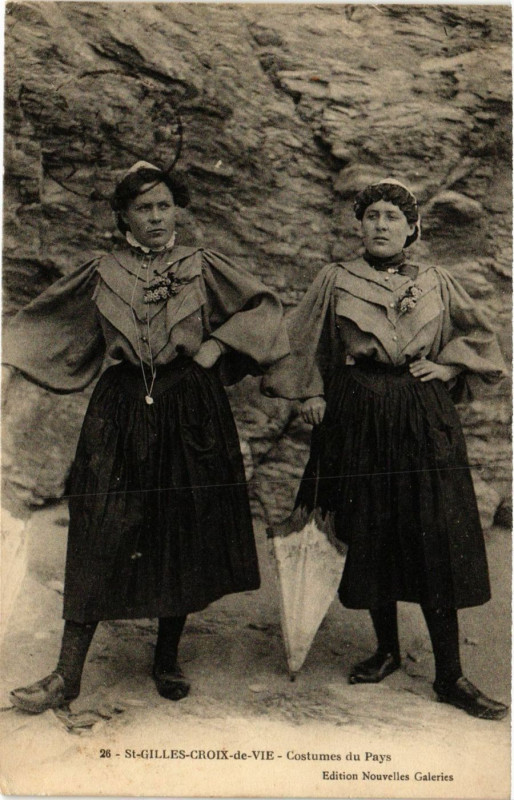 Carte postale ancienne Saint-Gilles-Croix-de-Vie-Costumes du Pays à Saint-Gilles-Croix-de-Vie