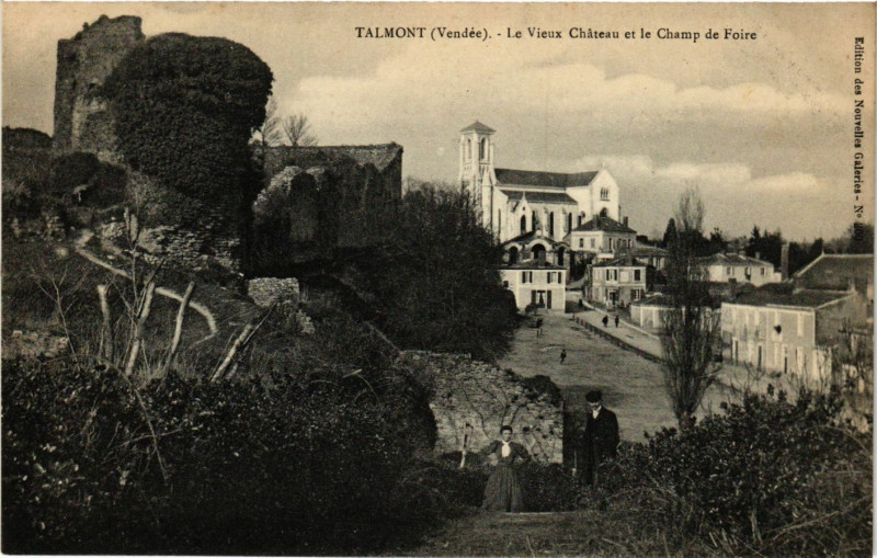 Carte postale ancienne Talmont - Le Vieux Chateau et le Champ de Foire