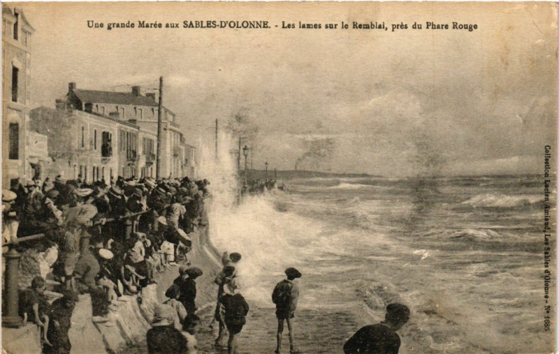 Carte postale ancienne Une Grande Marée - Les Lames sur le Remblai, près du Phare Rouge aux Sables-d'Olonne
