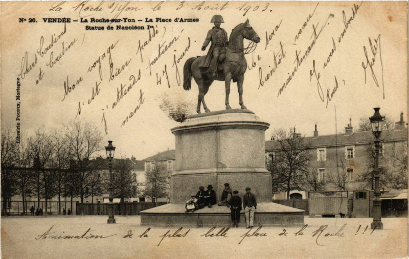 Carte postale ancienne Vendée La Roche-sur-Yon La Place d'Armes Statue de Napoleon I à La Roche-sur-Yon