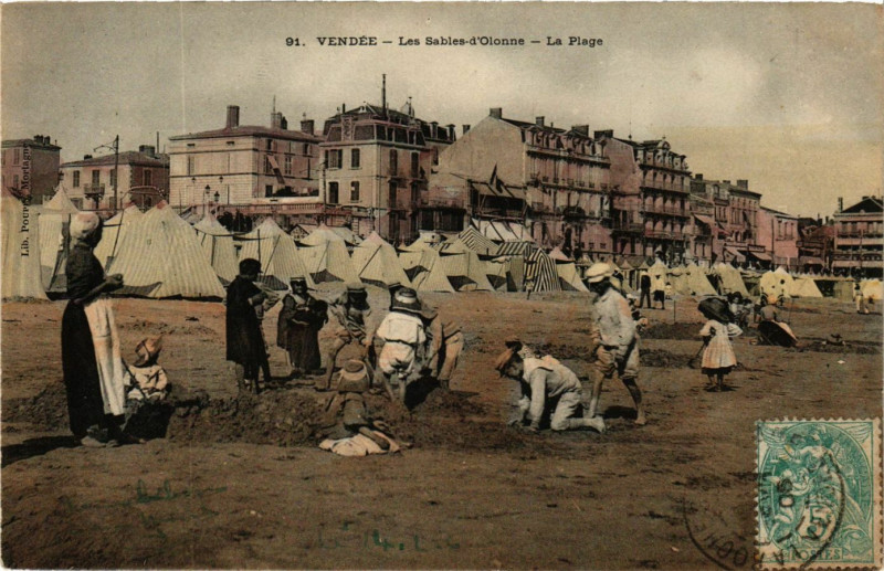 Carte postale ancienne Vendée - Les Sables-d'Olonne - La Plage aux Sables-d'Olonne