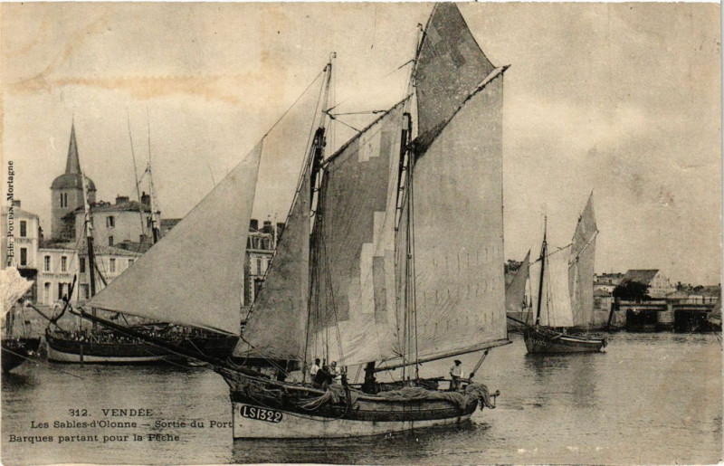 Carte postale ancienne Vendée - Les Sables-d'Olonne - Sortie du Port - Baraques pertant aux Sables-d'Olonne