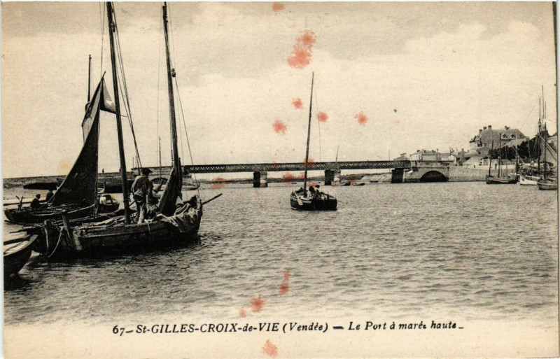 Carte postale ancienne Saint-Gilles-Croix-de-Vie - Le Port a marée haute à Saint-Gilles-Croix-de-Vie