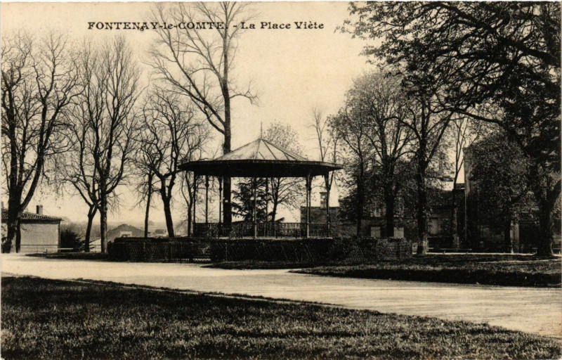 Carte postale ancienne Fontenay-le-Comte - La Place Viete à Fontenay-le-Comte