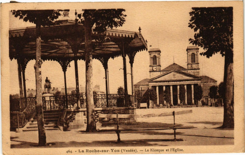 Carte postale ancienne Lucon - La Roche-sur-Yon - Le Kiosque et l'Eglise à Luçon