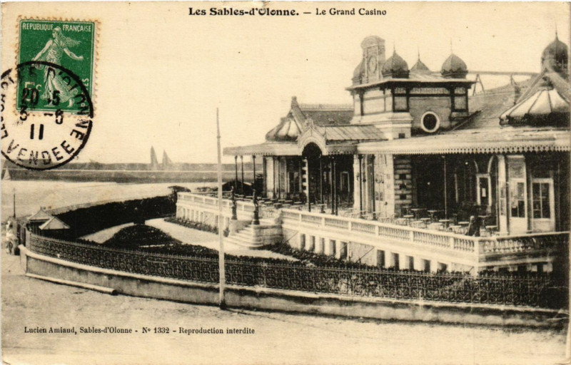 Carte postale ancienne Les Sables-d'Olonne - Le Grand Casino aux Sables-d'Olonne