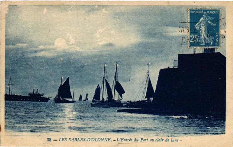 Carte postale ancienne Les Sables-d'Olonne - L'Entrée du Port au clair de lune aux Sables-d'Olonne