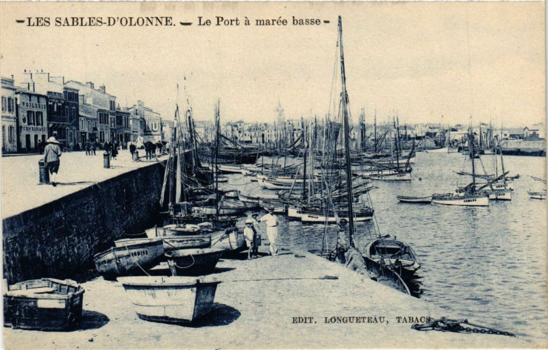 Carte postale ancienne Les Sables-d'Olonne - Le Port a marée basse aux Sables-d'Olonne