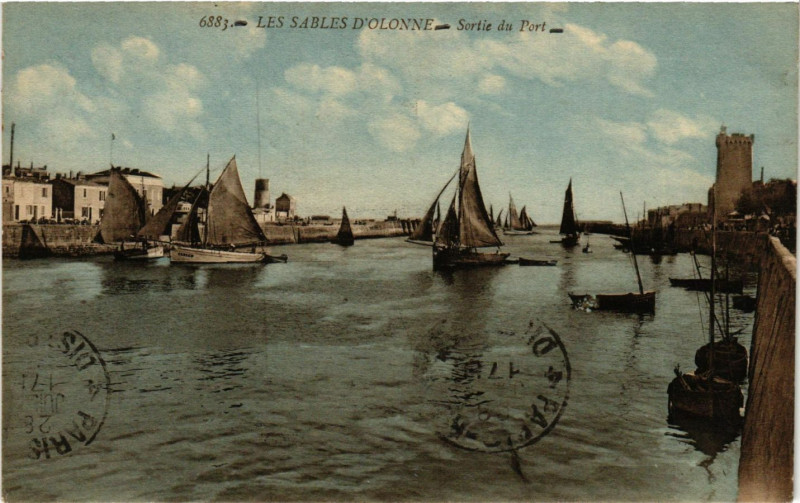 Carte postale ancienne Les Sables-d'Olonne - Sortie du Port aux Sables-d'Olonne