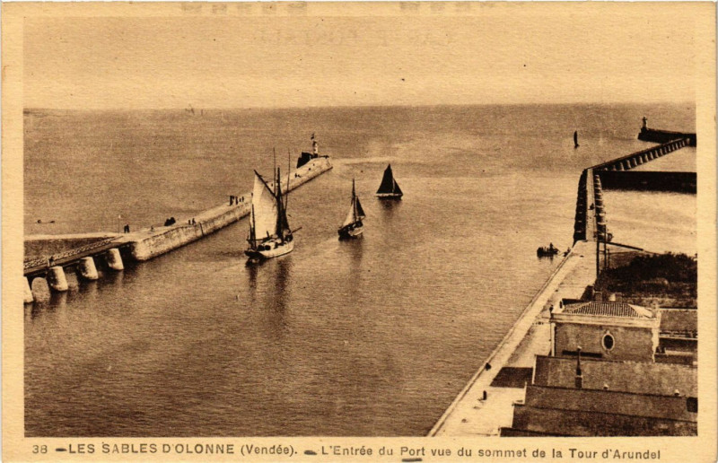 Carte postale ancienne Les Sables-d'Olonne L'Entrée du Port vue du SOMMEt de a Tour d'A. aux Sables-d'Olonne