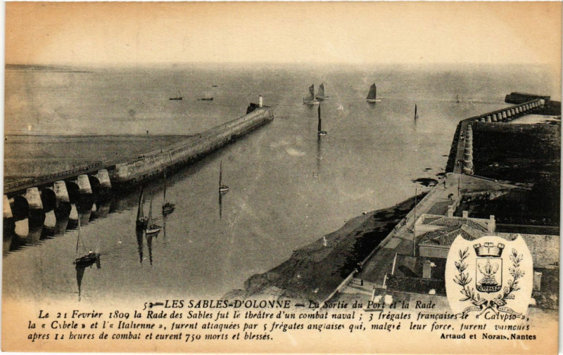 Carte postale ancienne Les Sables-d'Olonne - La Sortie du Port et la Rade aux Sables-d'Olonne