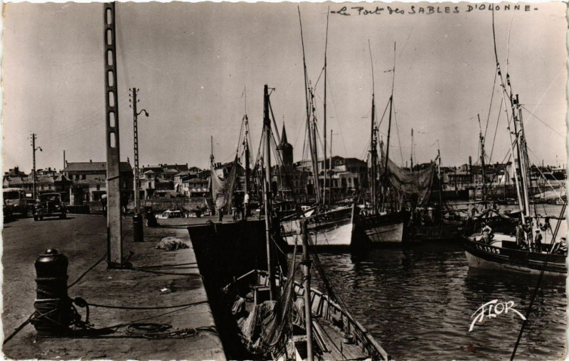 Carte postale ancienne Les Sables-d'Olonne - Le Port aux Sables-d'Olonne