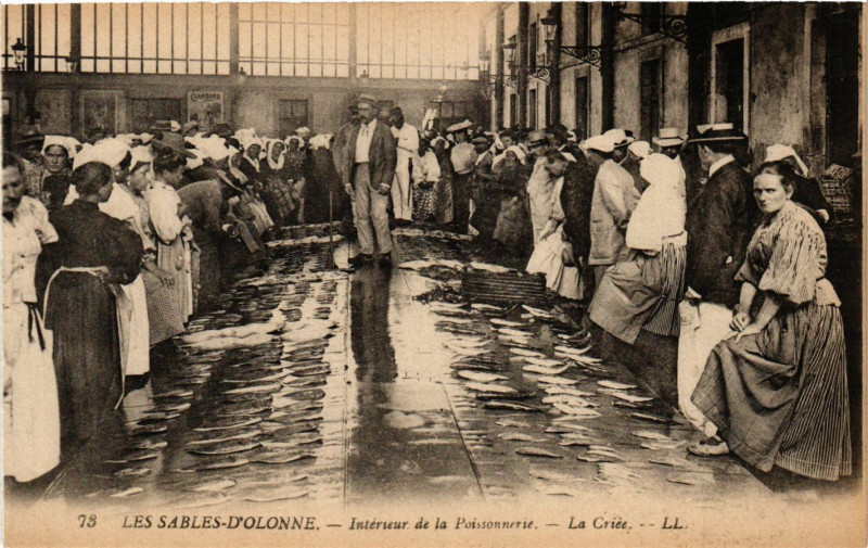 Carte postale ancienne Les Sables-d'Olonne - Int. de la Poissonnerie aux Sables-d'Olonne