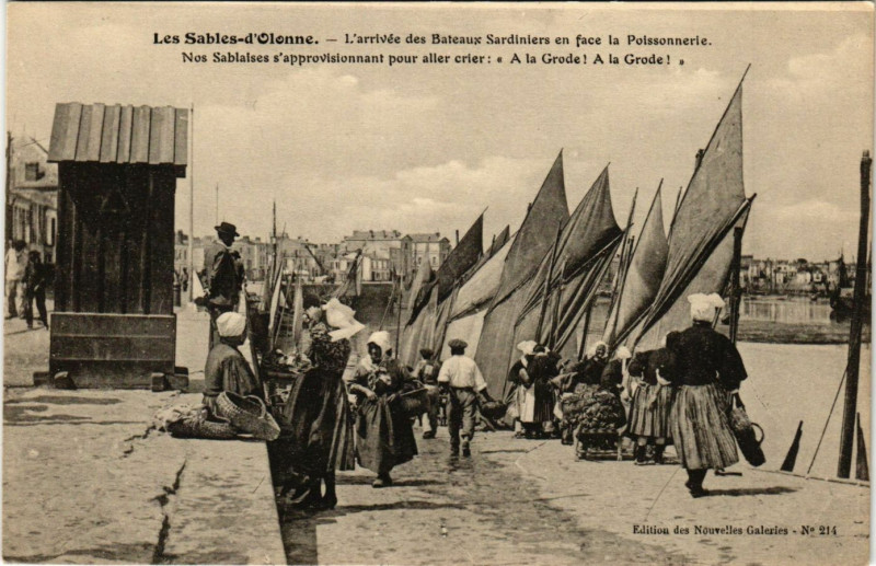 Carte postale ancienne Les Sables-d'Olonne - L'Arrivée des Bateaux-Sardiniers aux Sables-d'Olonne