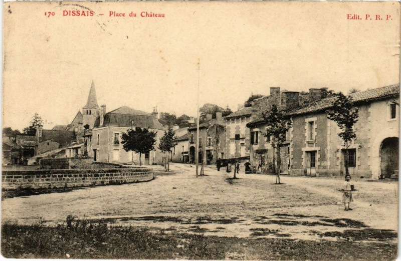 Carte postale ancienne Dissais - Place du Chateau