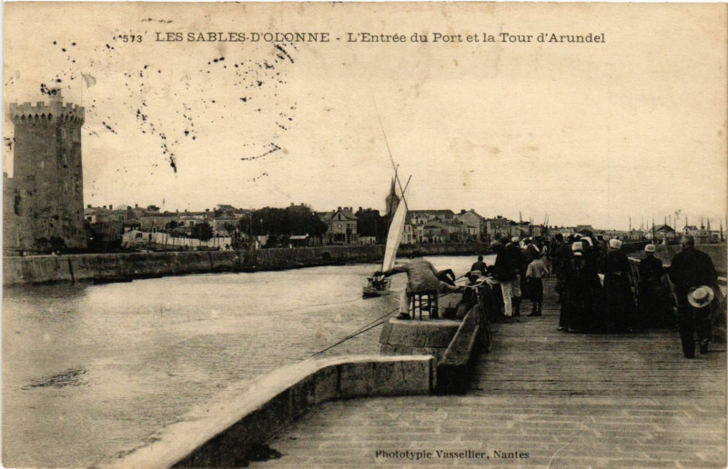 Carte postale ancienne Les Sables-d'Olonne - L'Entrée du Port et la Tour d'Arundel aux Sables-d'Olonne