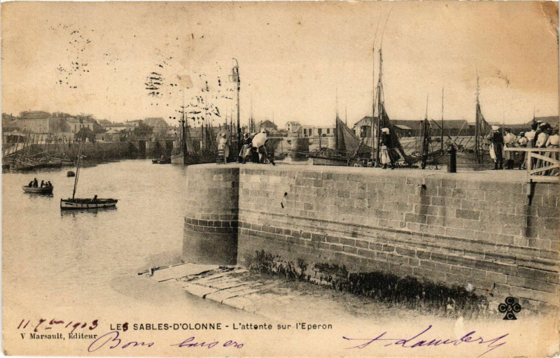 Carte postale ancienne Les Sables-d'Olonne - L'attente sur l'Eperon aux Sables-d'Olonne