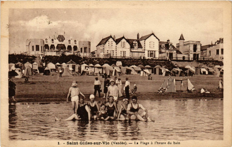 Carte postale ancienne Saint-Gilles-sur-Vie - La Plage a l'heure du bain
