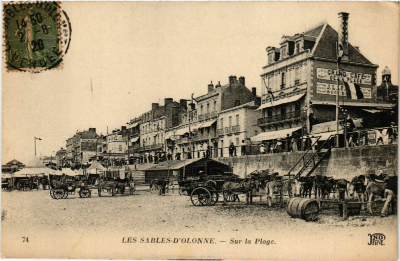 Carte postale ancienne Les Sables-d'Olonne - Sur la Plage aux Sables-d'Olonne