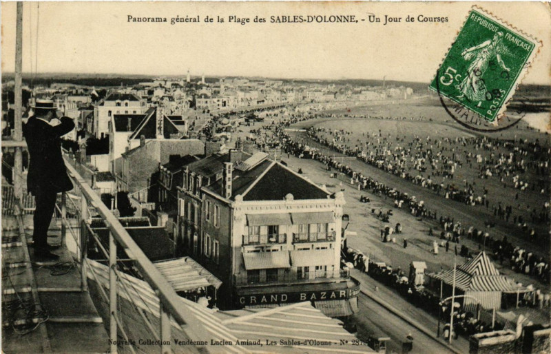 Carte postale ancienne Panorama general de la Plage des Sables-d'Olonne Jour de Courses