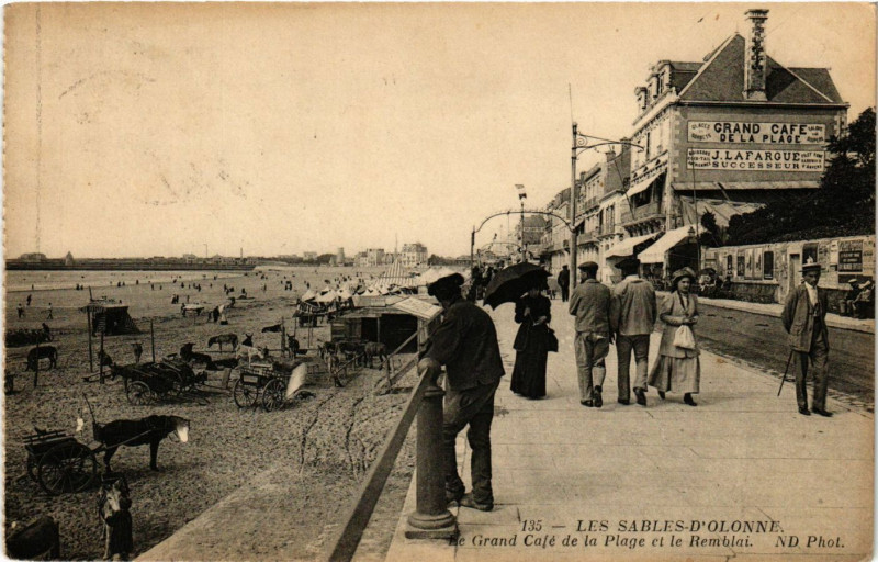 Carte postale ancienne Les Sables-d'Olonne - Le Grand Café de la Plage et le Remblai aux Sables-d'Olonne