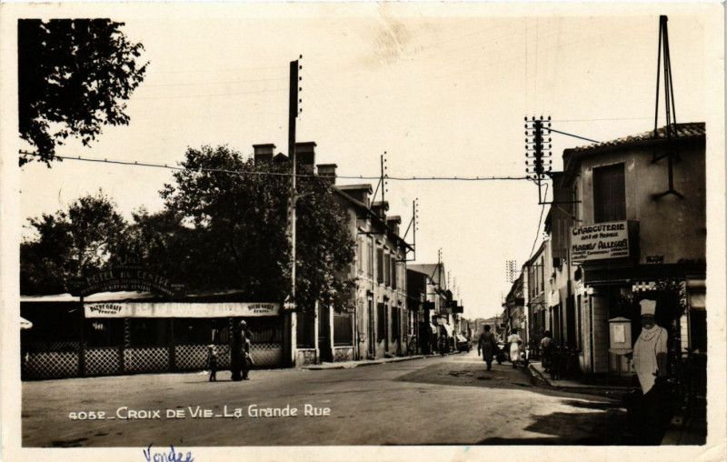 Carte postale ancienne Croix-de-Vie - La Grande Rue