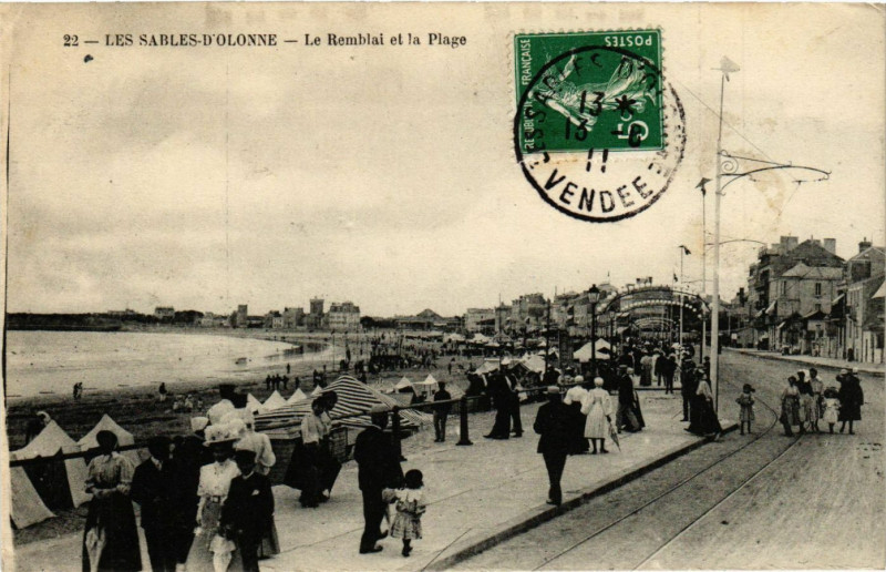Carte postale ancienne Les Sables-d'Olonne - Le Rembai et la Plage aux Sables-d'Olonne