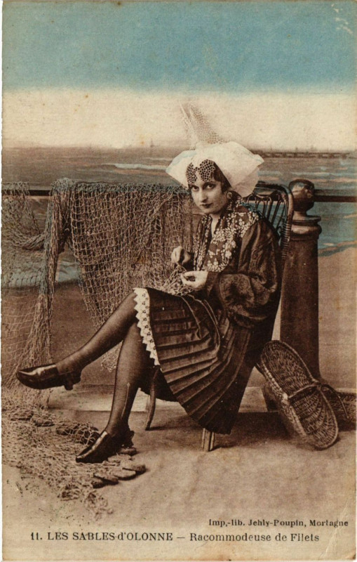 Carte postale ancienne Les Sable-d'Olonne - Recommodeuse de Filets