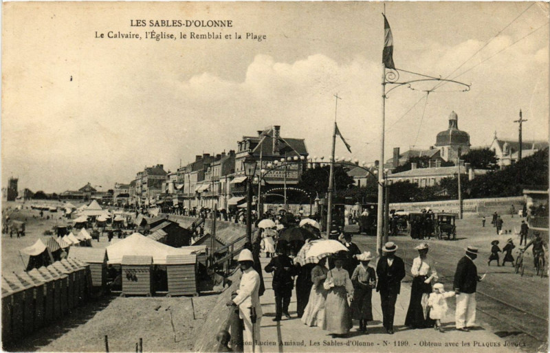 Carte postale ancienne Les Sables-d'Olonne - Le Calvaire l'Eglise le Rembai et la Plage aux Sables-d'Olonne