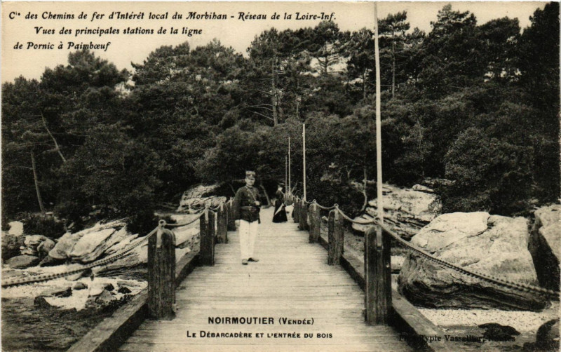 Carte postale ancienne Noirmoutier - Le Debarcadere et l'entrée du bois