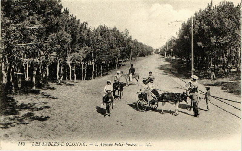 Carte postale ancienne Les Sables-d'Olonne - L'Avenue Felix-Faure aux Sables-d'Olonne