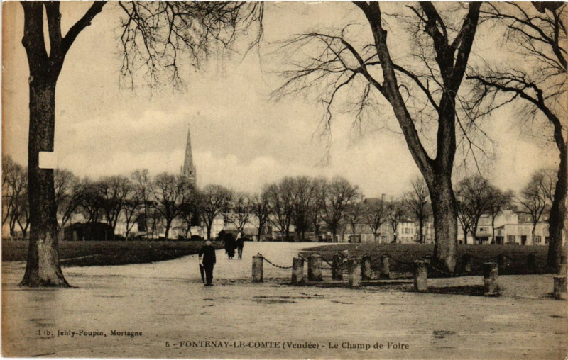 Carte postale ancienne Fontenay-le-Comte - Le Champ de Foire à Fontenay-le-Comte