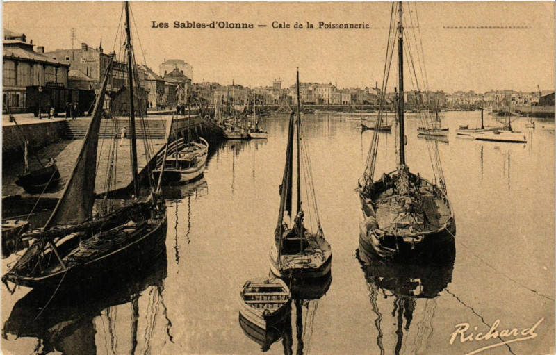 Carte postale ancienne Les Sables d'Olonne - Cale de la Poissonnerie aux Sables-d'Olonne