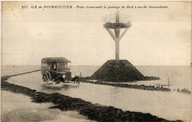Carte postale ancienne Ile-de-Noirmoutier Auto traversant le Passage du Goa a marée des.
