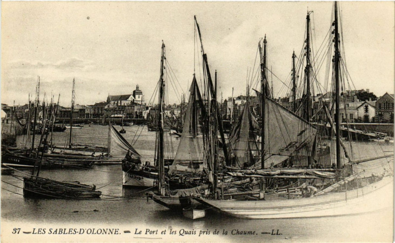Carte postale ancienne Les Sables-d'Olonne - Le Port et les Quais pris de la Chaume aux Sables-d'Olonne