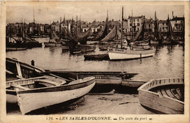 Carte postale ancienne Les Sables-d'Olonne - Un coin du port aux Sables-d'Olonne