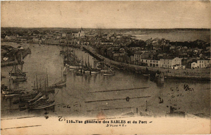Carte postale ancienne Vue générale des Sables-d'Olonne et du Port