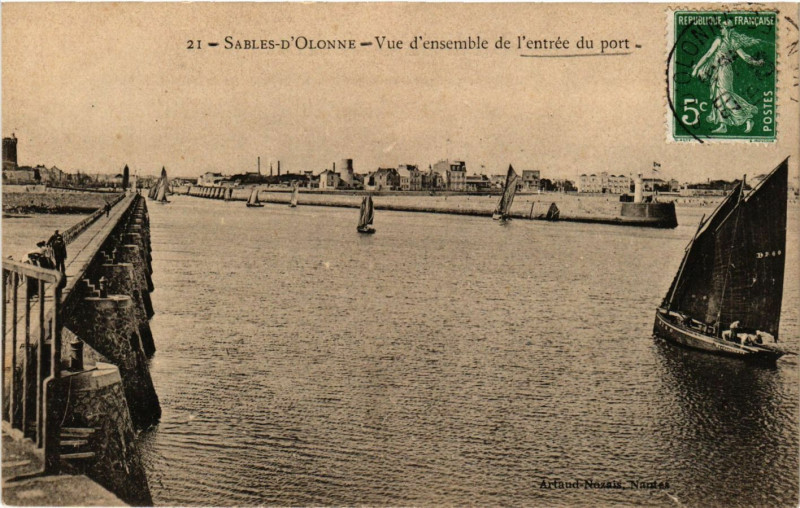 Carte postale ancienne Sables-d'Olonne - Vue d'ensemble de l'entrée du port
