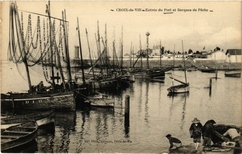 Carte postale ancienne Croix-de-Vie - Entrée du Part et Barques de Peche