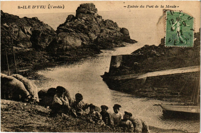 Carte postale ancienne Ile-d'Yeu - Entrée du port de la Meule