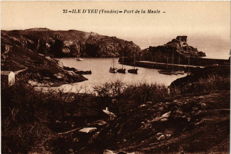 Carte postale ancienne Ile-d'Yeu - Entrée du port de la Meule