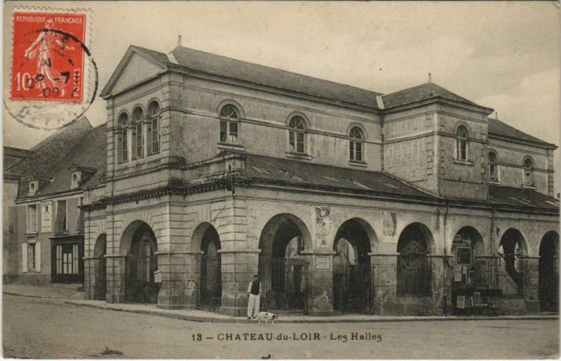 Carte postale ancienne Chateau-du-Loir Les Hales