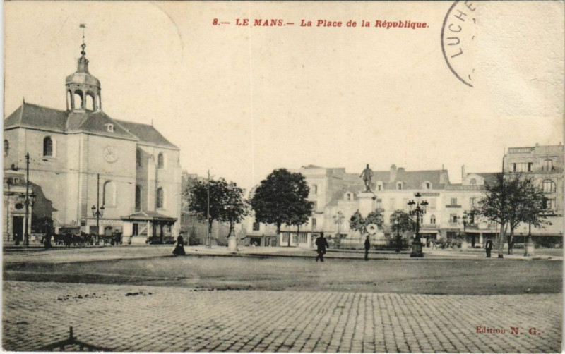 Carte postale ancienne Le Mans La Place de la République au Mans