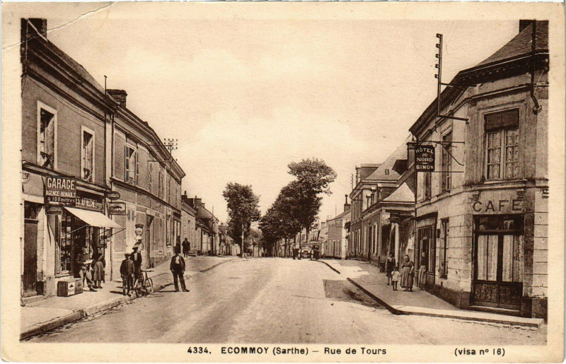 Carte postale ancienne Ecommoy - Rue de Tours à Écommoy