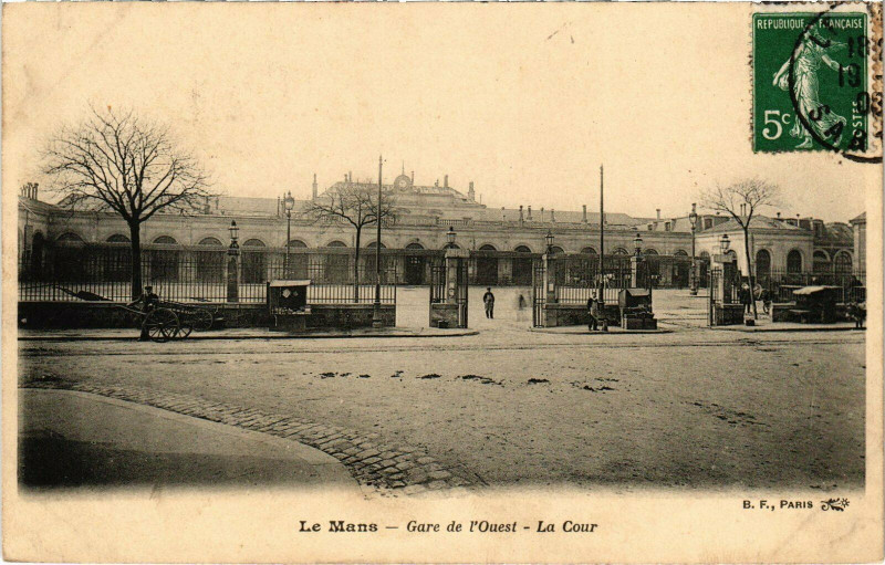 Carte postale ancienne Le Mans - Gare de l'Ouest - La Cour au Mans