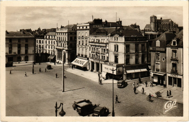 Carte postale ancienne Le Mans - Place de la République et la Cathédrale au Mans