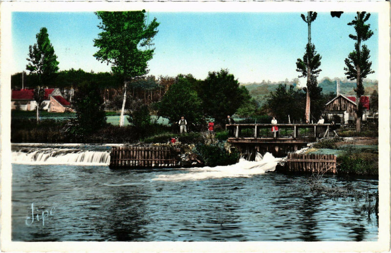Carte postale ancienne Connerre Les Bords de l'Huisme - Le Barrage au Moulin de la Croix à Connerré