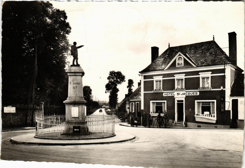Carte postale ancienne Thorigné-sur-Dué - Carrefour du Monument et Route de Connerre à Thorigné-sur-Dué