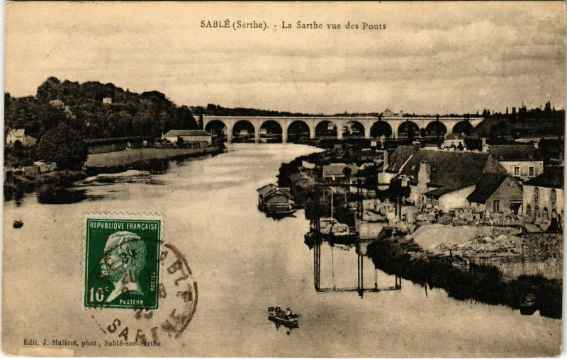 Carte postale ancienne Sablé - La Sarthe vue des Ponts